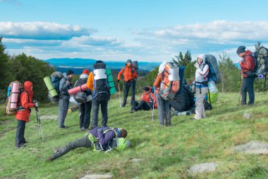 Karpatlar, Ukrayna - 29 Eylül 2018: Sırt çantalı bir grup turist yürüyüş sırasında dinleniyor.