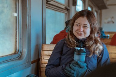 Karpatlar, Uzhok, Ukrayna - 29 Eylül 2018: Trendeki kadın turist.