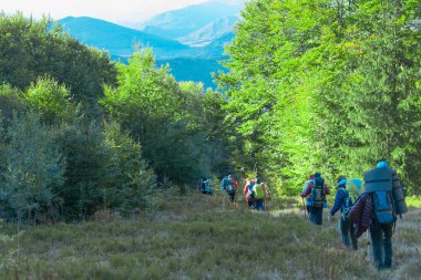 Karpatlar, Ukraynalılar- 29 Eylül 2018: Sırt çantalı bir grup turist yürüyüşe çıktı.