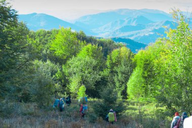 Karpatlar, Ukraynalılar- 29 Eylül 2018: Sırt çantalı bir grup turist yürüyüşe çıktı.