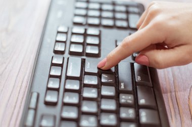 Kadın klavyedeki Enter tuşuna basar.