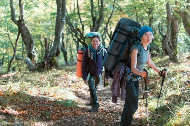 Karpatlar, Ukraynalılar- 29 Eylül 2018: Sırt çantalı bir grup turist yürüyüşe çıktı.