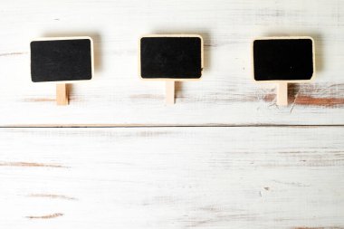 Beyaz ahşap arka planda çerçeveli küçük siyah posterler. Yazıtlar için şablon.