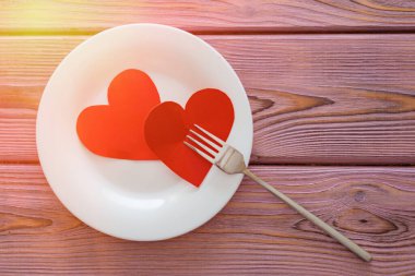 Aşk dolu bir tabakta. Beslenme aşkı kavramı, yürek ısıtan, sevgi yüzünden kilo veren..