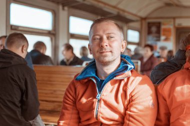 Karpatlar, Uzhoklar, Ukraynalılar- 29 Eylül 2018: Bir adam bir tren vagonunda gezintiden geri döndü.