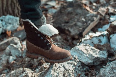 Dağlarda kadın yürüyüşü. Taşın üzerinde kadın ayağı var..