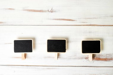 Beyaz ahşap arka planda çerçeveli küçük siyah posterler. Yazıtlar için şablon.