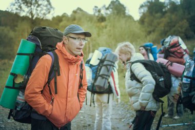 Karpatlar, Ukrayna - 29 Eylül 2018: Sırt çantalı bir grup turist yürüyüş sırasında dinleniyor.