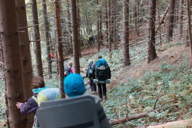 Sırt çantalı bir grup turist yürüyüşe çıkıyor..