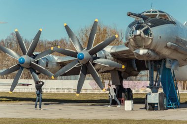 Kiev, Ukrayna, -08 Nisan 2018: İnsanlar havacılık müzesinde büyük bir uçağın arka planına karşı fotoğraflar çekiyor.