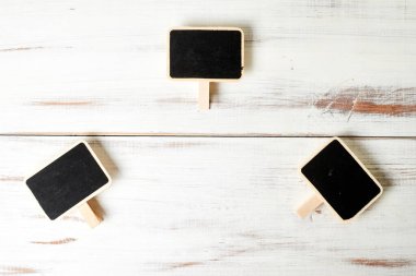 Beyaz ahşap arka planda çerçeveli küçük siyah posterler. Yazıtlar için şablon.