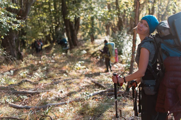 Una Donna Con Uno Zaino Escursione Montagna — Foto Stock