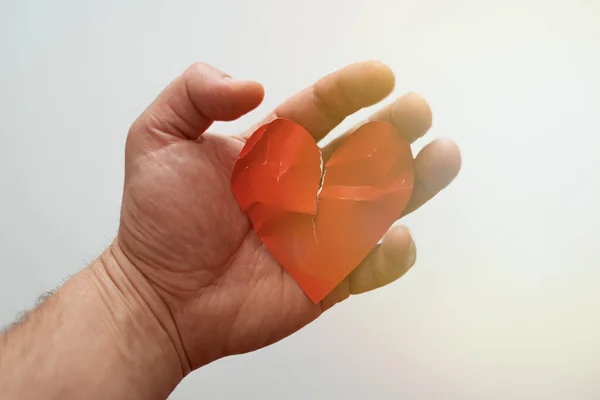Koncepcja Złamanego Serca Koniec Miłości Odrzucenie Rozdarte Serce Męskiej Dłoni — Zdjęcie stockowe
