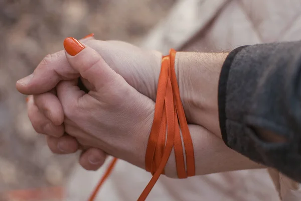 男性と女性の手を結ぶ 愛情の概念 男性と女性の間の自由の欠如 — ストック写真