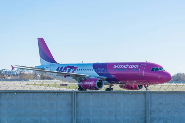 Kyjev Ukrajina Dubna 2018 Letadlo Letecké Společnosti Wizz Air Cestuje — Stock fotografie