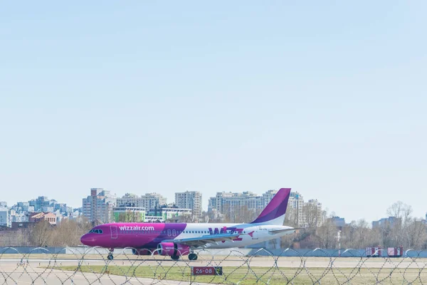 Kyjev Ukrajina Dubna 2018 Letadlo Letecké Společnosti Wizz Air Cestuje — Stock fotografie