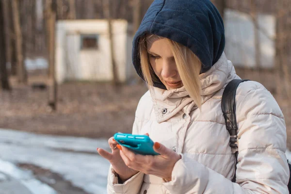 Žena Mobilním Telefonem Teplé Bundě Ulici — Stock fotografie