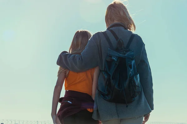 Mutual Understanding Parent Child Mother Daughter Teenager Stand Embracing Sky — Stock Photo, Image