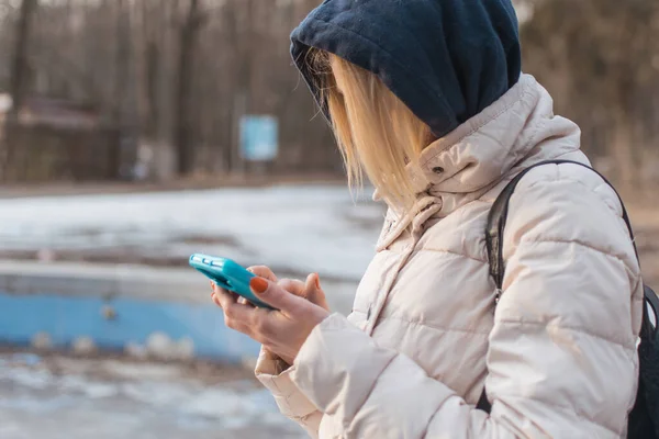 Žena Mobilním Telefonem Teplé Bundě Ulici — Stock fotografie