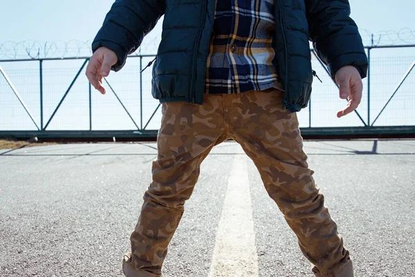 Difficile Tesoro Bambino Trova Sulla Strada Che Conduce Alla Recinzione — Foto Stock