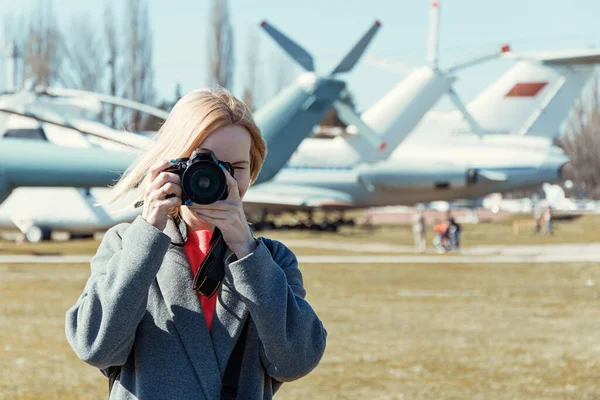 Fotografka Drží Ruce Kameru — Stock fotografie