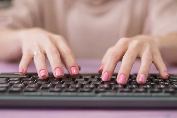 Mulher Escrever Teclado Dona Casa Trabalha Computador — Fotografia de Stock