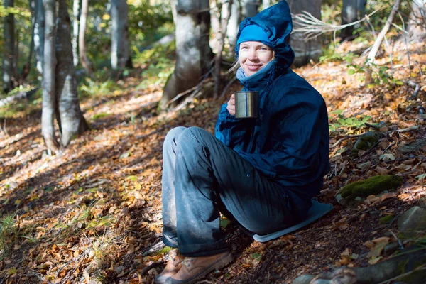 Una Donna Campeggio Sorride Nella Foresta Fermandosi — Foto Stock