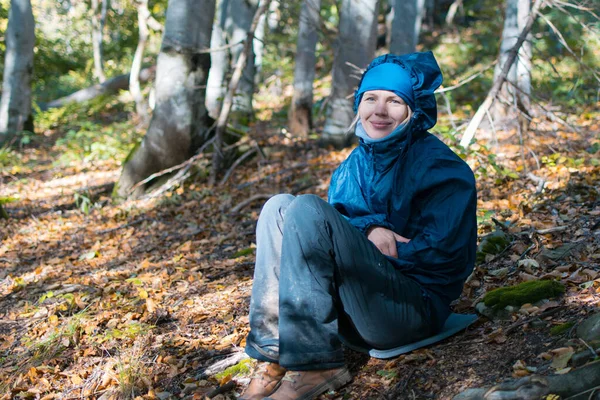 Una Donna Campeggio Sorride Nella Foresta Fermandosi — Foto Stock