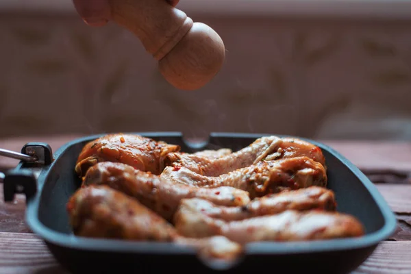 Rohe Chicken Drumsticks Sauce Und Gewürze Einer Pfanne Nicht Aus — Stockfoto