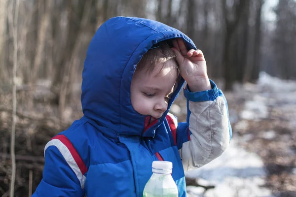 Küçük Bir Çocuk Ormanda Plastik Bir Şişe Tutuyor — Stok fotoğraf