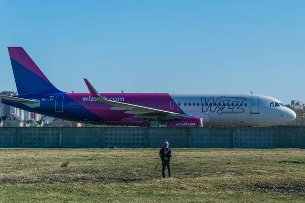 Kiev Ucrânia Abril 2018 Avião Companhia Aérea Wizz Air Viaja — Fotografia de Stock