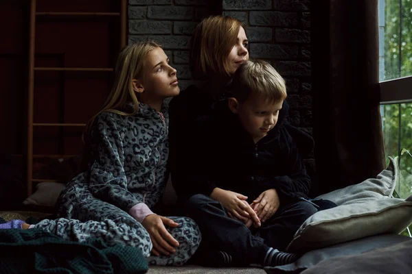 Anya Gyerekekkel Ágyon Egy Egy Fiúval Egy Lánnyal Pizsamájában Fekszik — Stock Fotó