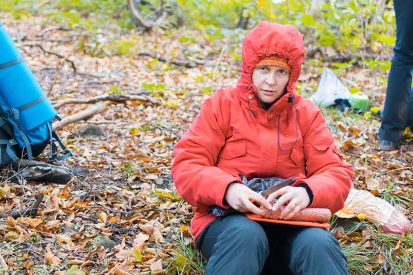 Carpazi Ucraina Settembre 2018 Una Donna Prepara Cibo Mentre Accampa — Foto Stock