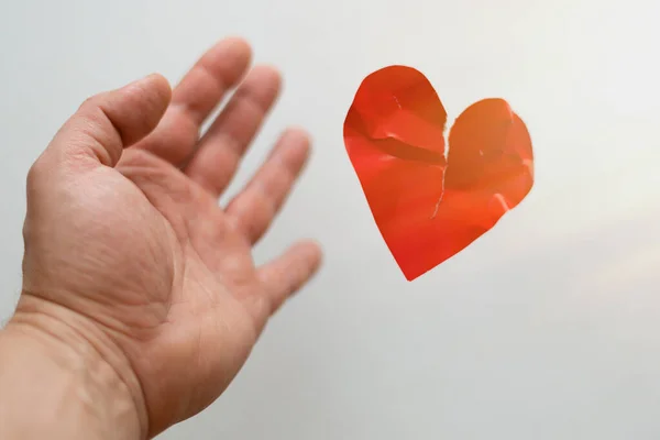 Conceito Coração Partido Fim Amor Rejeição Divórcio Mão Masculina Soltou — Fotografia de Stock