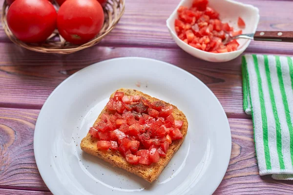 Tostadas Tomate Tostado Bruschetta Vegetariana Con Tomates Frescos Pimienta Sobre —  Fotos de Stock