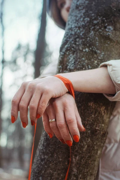 Restrição Conceito Mulheres Uma Mulher Com Mãos Atadas Uma Árvore — Fotografia de Stock