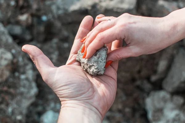 Una Mujer Pone Una Piedra Palma Hombre — Foto de Stock