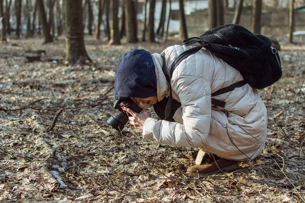 Una Donna Con Una Macchina Fotografica Sta Scattando Foto Nella — Foto Stock