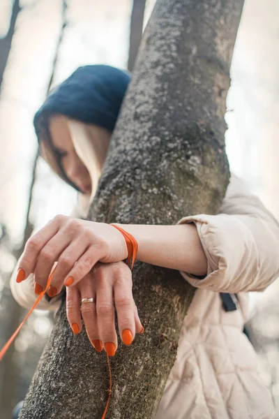 Сдержанность Отношении Женщин Женщина Привязанными Дереву Руками — стоковое фото