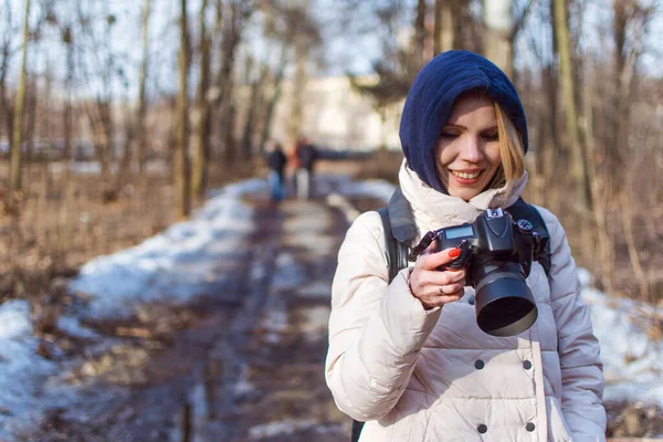 Žena Kamerou Procházce Lesem Jaře — Stock fotografie