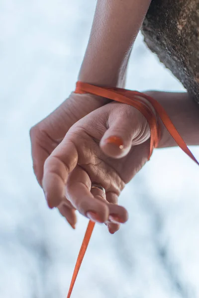 Restrição Conceito Mulheres Uma Mulher Com Mãos Atadas Uma Árvore — Fotografia de Stock