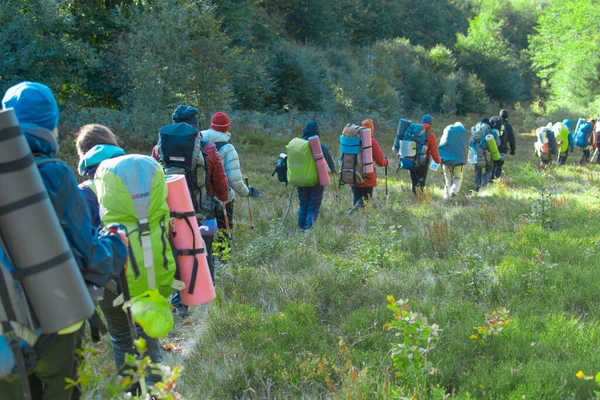 Karpatlar, Ukraynalılar- 29 Eylül 2018: Sırt çantalı bir grup turist yürüyüşe çıktı.