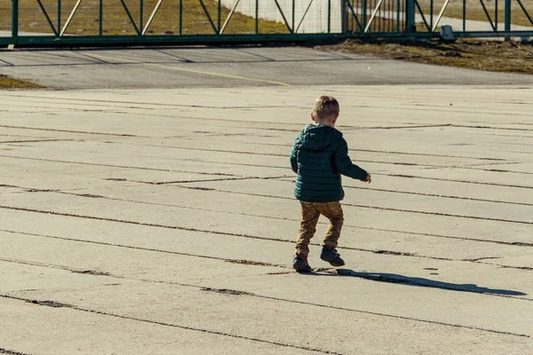 Маленький Мальчик Бежит Бетонным Плитам — стоковое фото