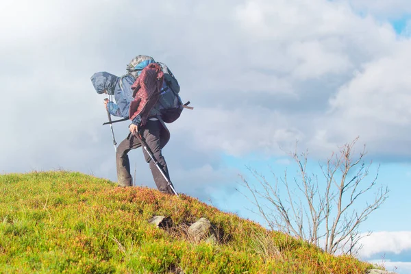 Una Donna Con Uno Zaino Durante Escursione Sale Sulla Montagna — Foto Stock