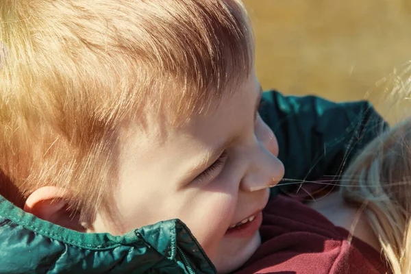 Задоволена Усміхнена Дитина Маленький Хлопчик Вулиці — стокове фото