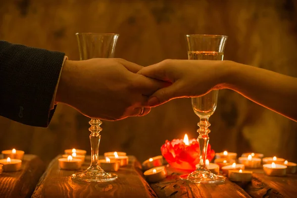 一个男人和一个女人在一个浪漫的晚餐 一男一女的手在烛光下相互牵手 — 图库照片