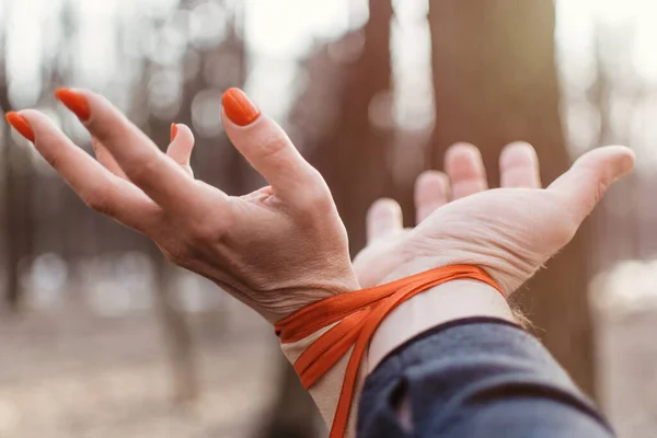 Manos Masculinas Femeninas Atadas Concepto Afecto Falta Libertad Entre Hombre —  Fotos de Stock