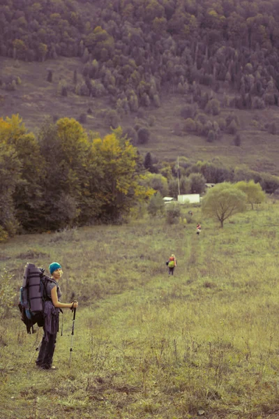 Una Donna Con Uno Zaino Escursione Montagna — Foto Stock