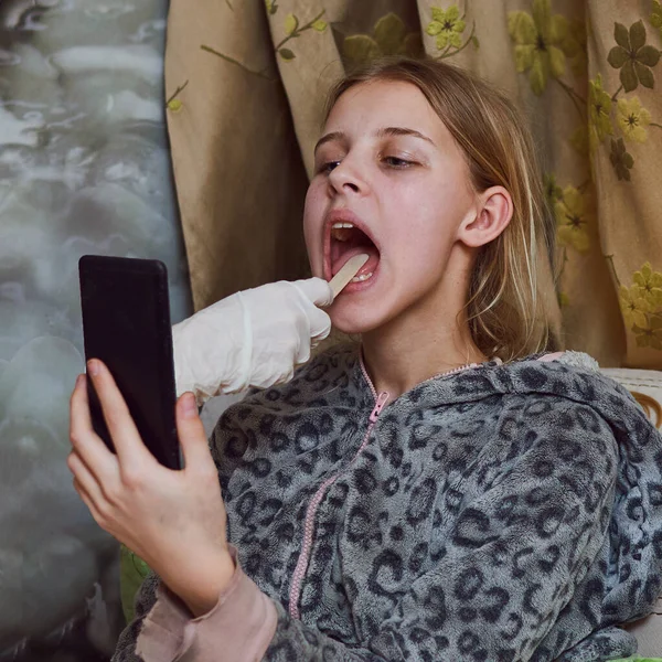 온라인상에서 전화를 의사와 소녀는 의사에게 목구멍을 줍니다 온라인 — 스톡 사진