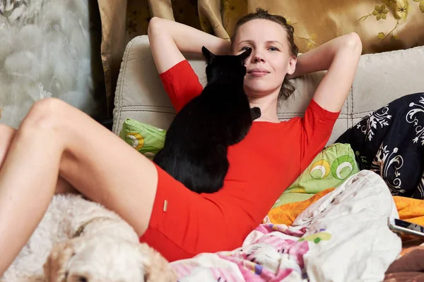 Una Donna Giace Divano Con Gatto Cane Amore Concetto Animali — Foto Stock